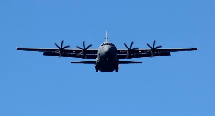 ¡Locura total! Un avión C-130 saudí sobrevuela las cabezas de unos militares en Yemen 