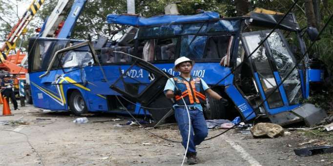 Once muertos al colisionar un autobús con un camión en la India