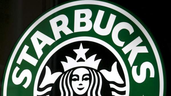 Dimite Howard Schultz, jefe de Starbucks