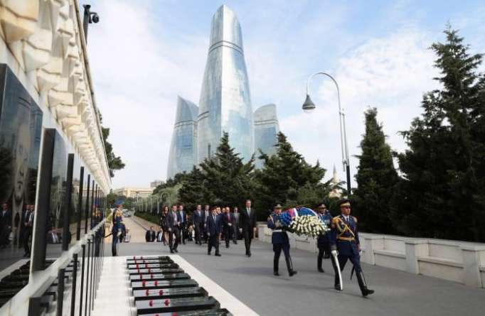 Serbian President visits Alley of Martyrs in Baku