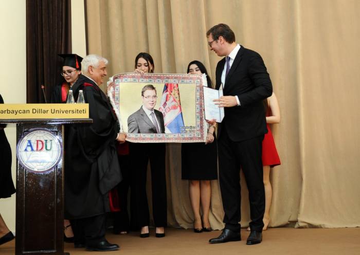 Le diplôme de docteur honoris causa de l’Université des Langues décerné au président serbe