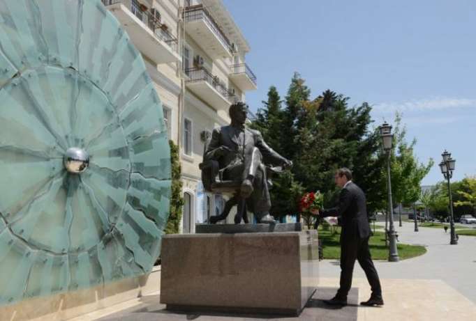 Serbiens Präsident Aleksandar Vucic besucht Denkmal von Nikola Tesla in Baku