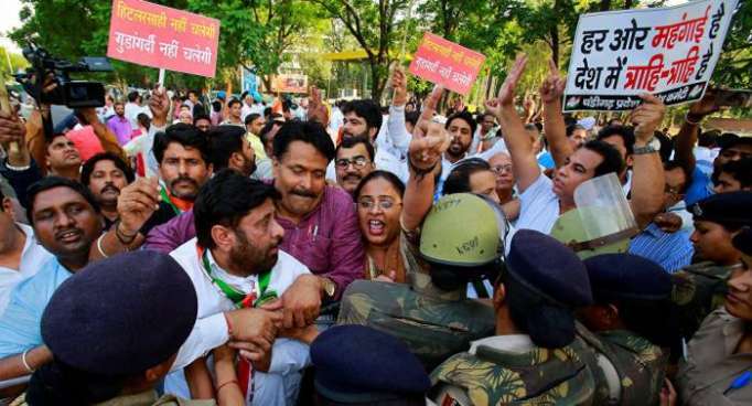 Varios muertos tras choques de los manifestantes con la Policía en la India