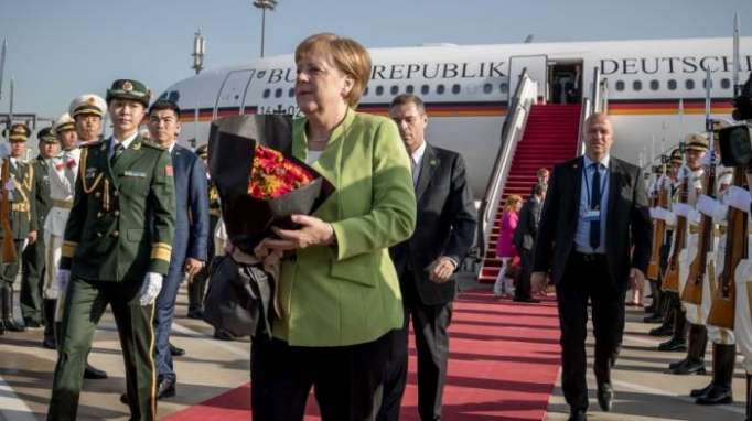 Chinas Premier empfängt Merkel mit militärischen Ehren