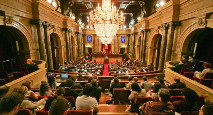 Polémica en el Parlamento de Cataluña por el veto de Madrid a la formación de gobierno