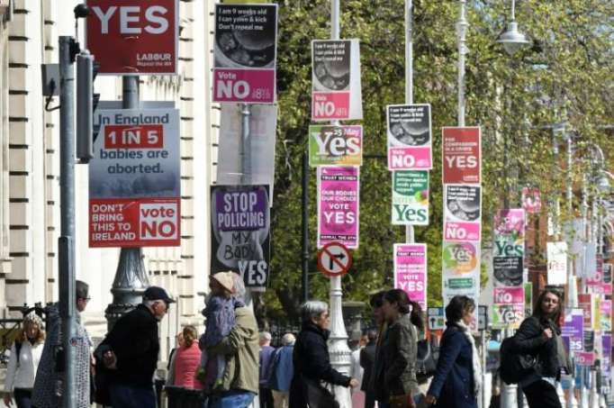Irlanda vota masivamente por liberalizar el aborto, según sondeos