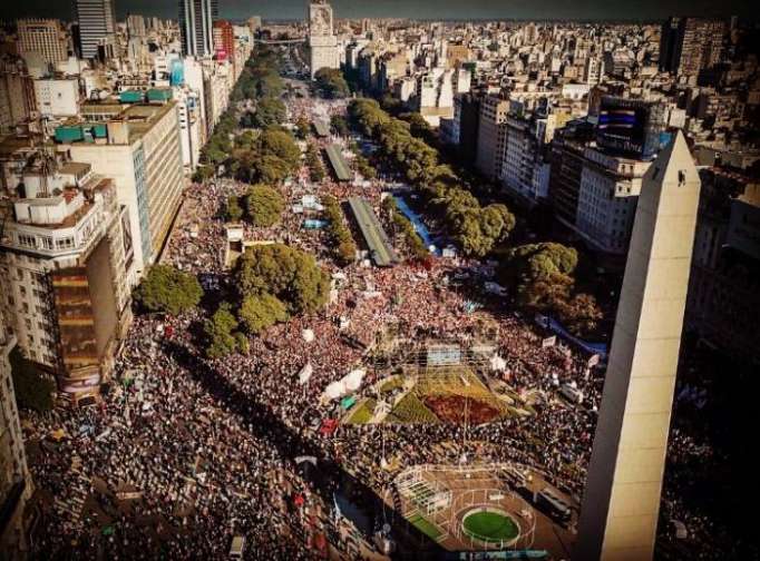 Argentinos convierten fecha patria en protesta contra el FMI