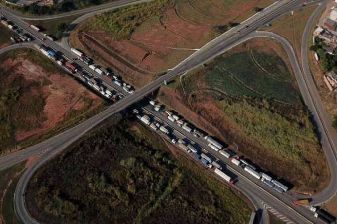 Ante orden de desplegar tropas, sindicato de camioneros pide fin de bloqueos en Brasil