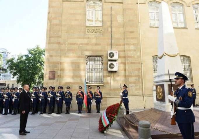 El presidente visitó el monumento erigido en honor de la RDA - FOTO