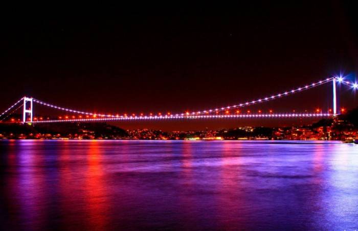 El famoso puente de Estambul se ilumina con los colores de la bandera tricolor de Azerbaiyán