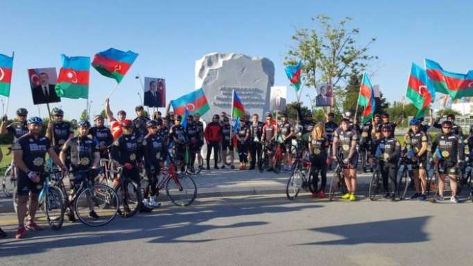 Paseo en bicicleta dedicado al centenario de la República Democrática de Azerbaiyán se celebra en Bakú