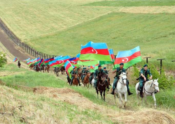 Se llevan a cabo procesiones dedicadas al 95 aniversario del nacimiento del líder nacional de Azerbaiyán y al 100 aniversario de la RDA- FOTOS