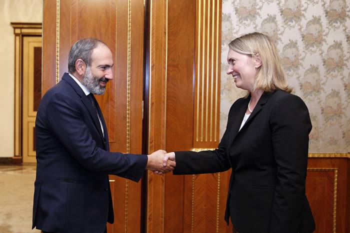 Armenian PM discusses Karabakh conflict with Bridget Brink