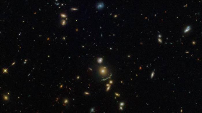 Hubble capta imagen del arco espacial verde que predijo Einstein