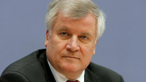 Bamf-Affäre: Seehofer entschuldigt sich bei Bevölkerung