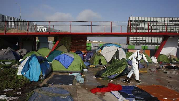 Pariser Polizei räumt größtes Migrantencamp