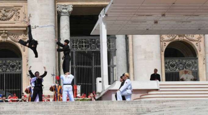 Lección de taekwondo para el papa Francisco