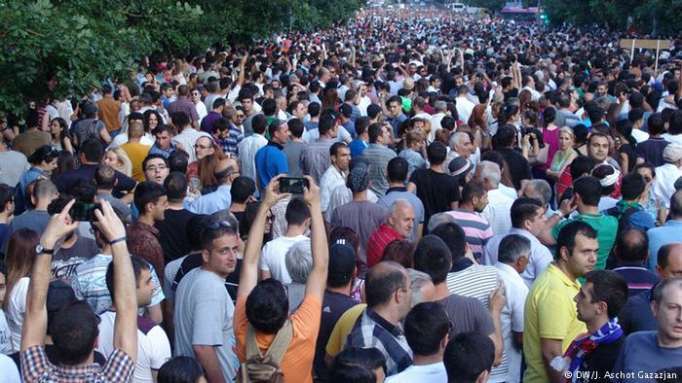 Des manifestations massives commencent à Erevan - EN DIRECT