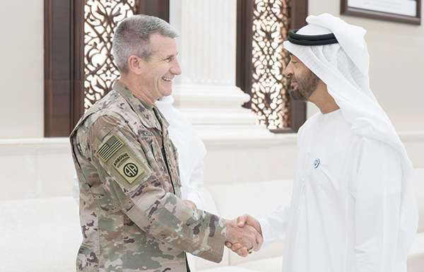محمد بن زايد يبحث مع قائد «الدعم الحازم» والقوات الأميركية محاربة التطرف والإرهاب
