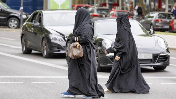 Danimarkada niqab qadağan edildi