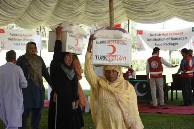 الهلال الأحمر التركي يوزيع 2000 سلة رمضانية في باكستان