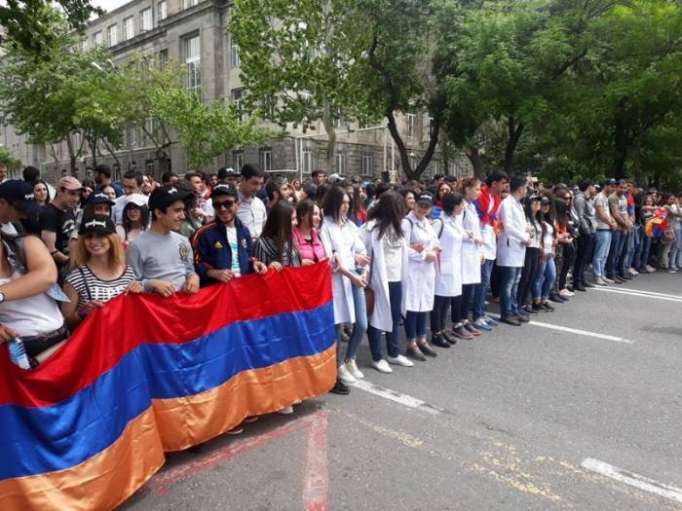 Arménie: des milliers de manifestants paralysent Erevan