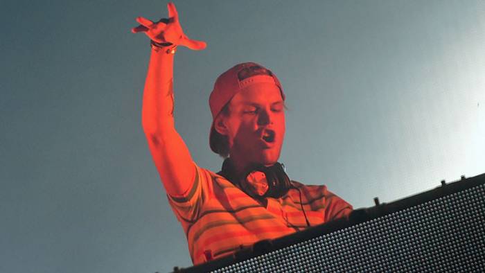 El DJ Avicii se suicidó con un cristal roto