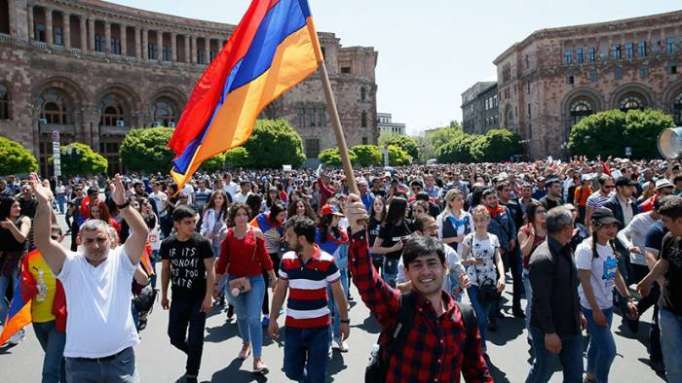¿Qué pasa en Armenia? Miles de manifestantes de la oposición paralizan la capital (FOTOS)