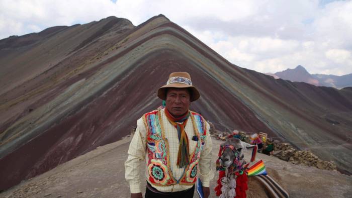 La gente escala 5.000 metros para ver esta montaña de colores en Perú-FOTOS