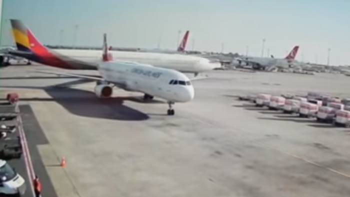 VIDEO: Un avión de pasajeros golpea con su ala la cola de un A321 en el aeropuerto de Estambul