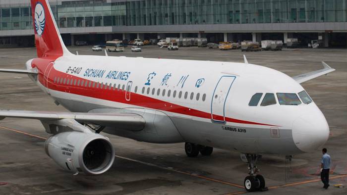 VIDEO: Un piloto logra aterrizar un avión de pasajeros tras el desprendimiento del parabrisas