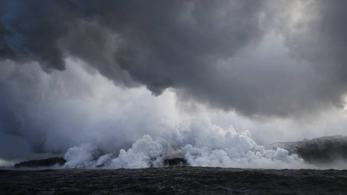La lava del volcán Kilauea entra en el océano y crea una nueva nube tóxica