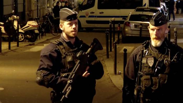 Asesinan a tiros con fusiles Kaláshnikov a dos hombres en Francia