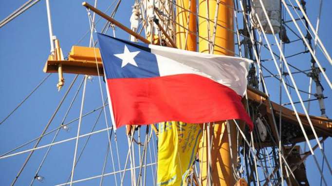 FOTOS: Buques con enormes banderas latinoamericanas conmemoran el Bicentenario de la Armada de Chile