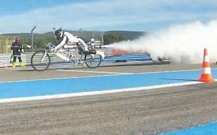 Le recordman de vitesse sur vélo-fusée se tue lors d