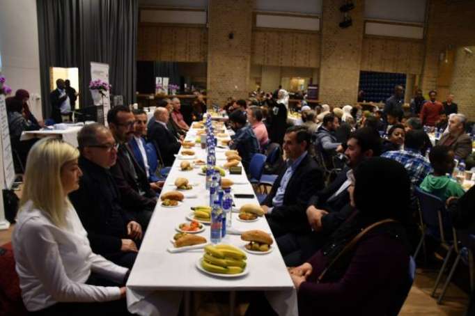 مسلمون ومسيحيون بصحبة السفير التركي على مائدة إفطار بالسويد