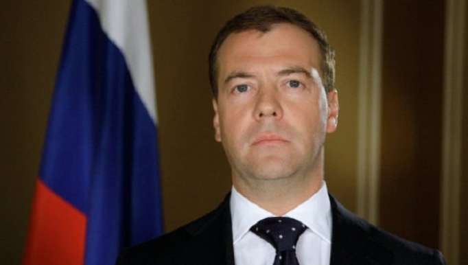 Poutine avance Medvedev en premier ministre