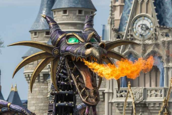 Un dragon prend feu au milieu de la foule à Disney World - VIDEO