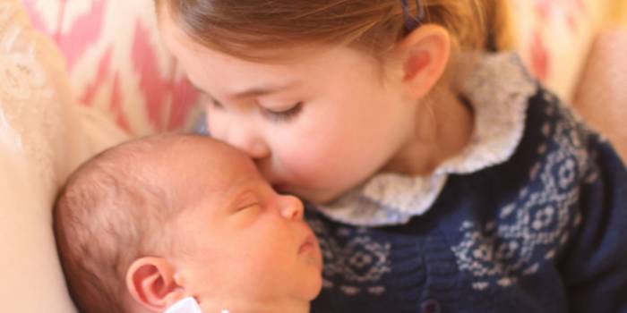 La famille royale diffuse deux photos du prince Louis