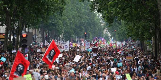 Macron en costume SS sur une pancarte le 26 mai : plainte d