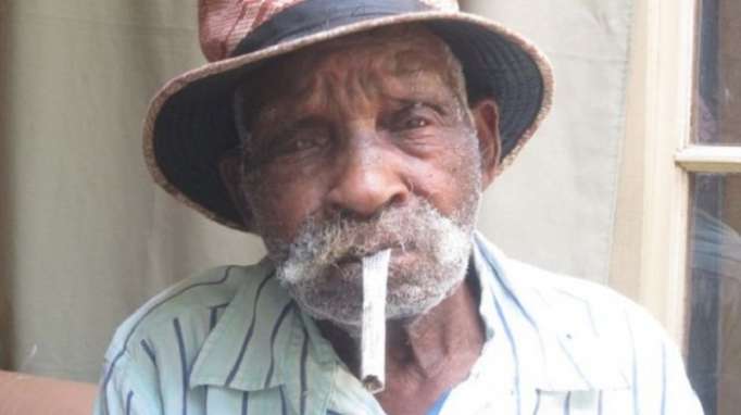 Le plus vieux fumeur au monde voudrait... arrêter le tabac