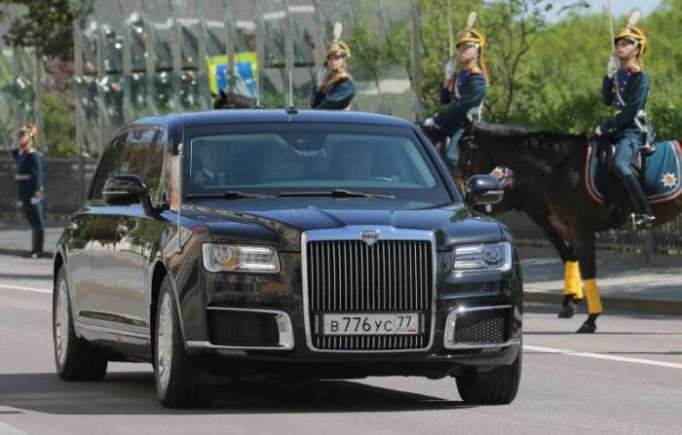 Poutine en limousine "made in Russia" pour son investiture
