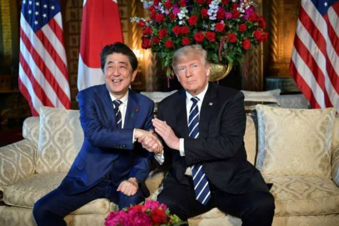 Trump habla con Abe de Irán durante su visita a Japón