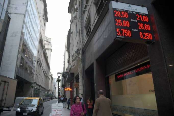 Jueves negro para el peso argentino, que pierde casi el 9% de su valor