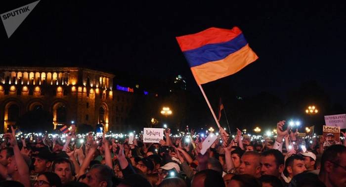 Seguidores de Pashinián bloquean las principales arterias de la capital armenia