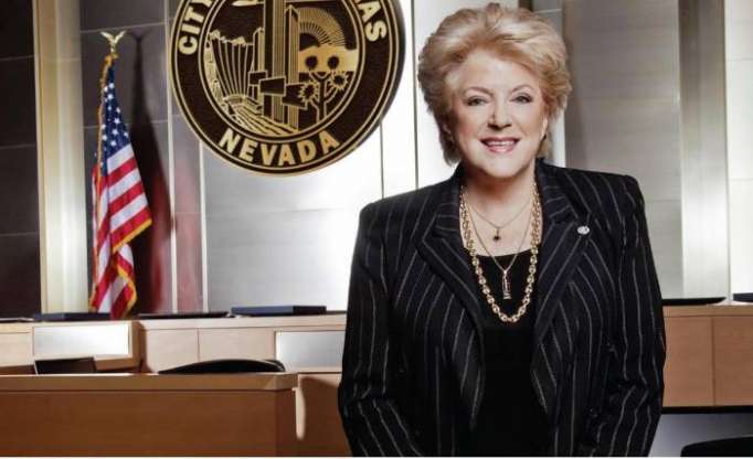 La maire de Las Vegas signe une proclamation à l