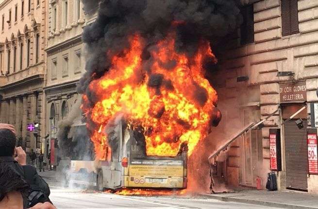 Un bus explose en plein service dans le centre de Rome