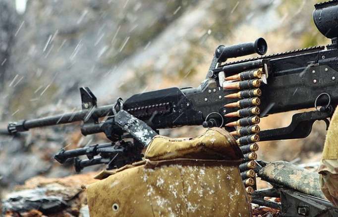 L’armée arménienne tire à des mitrailleuses de gros calibre