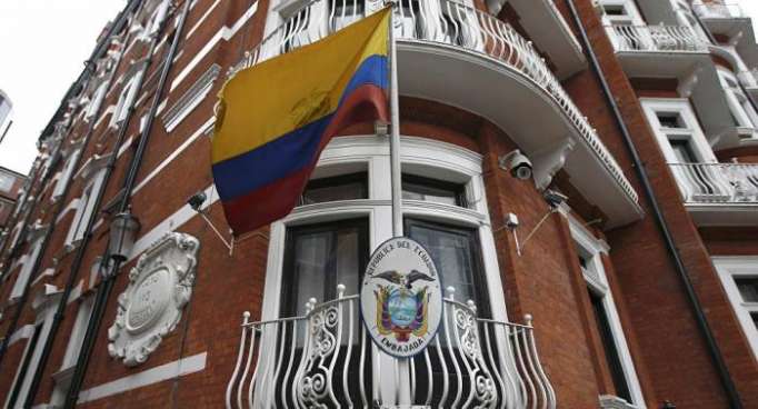 Ecuador retira seguridad especial a la embajada en que se refugia Assange