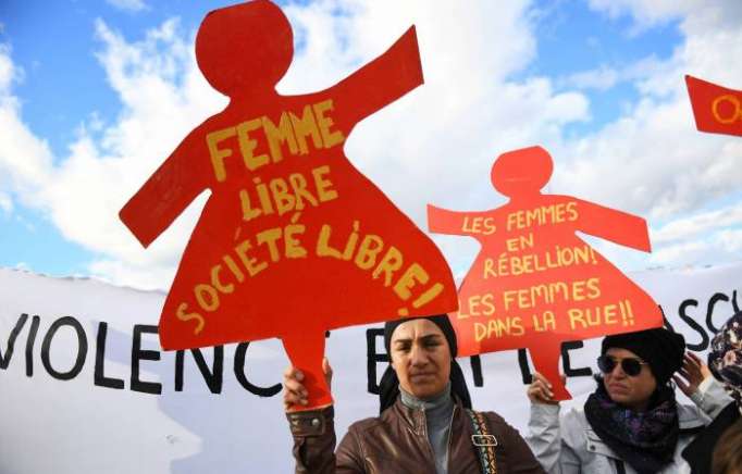 La Asamblea francesa aprueba multar con hasta 750 euros a los hombres que silben a mujeres en la calle